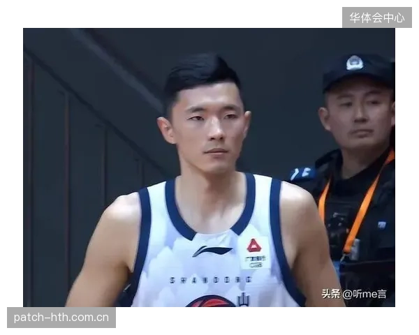 山东队休赛期引进陈林坚补强锋线,后者用稳定的三分表现回报了球队信任。 山东队休赛期引进陈林坚补强锋线,后者用稳定的三分表现回报了球队信任。